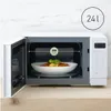 An open microwave oven with a plate of food inside, showing its internal dimensions and capacity. Produktbild-Vorschau