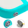 Close-up view of an inflatable gym mat's valve and a foot pump. Produktbild-Vorschau