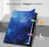 A tablet with a starry sky pattern case is displayed. Arrows and text indicate the auto sleep/wake function. Produktbild-Vorschau