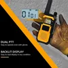 A hand wearing a work glove is holding a yellow and black walkie-talkie. There is a close-up of the walkie-talkie's display and text highlighting features. Produktbild-Vorschau