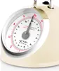 A close-up view of a retro-style kitchen scale. Voir les images du produit
