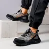 A person wearing safety shoes, with one shoe on a block and the other on the ground. Produktbild-Vorschau