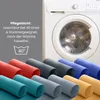 Rolled up blankets in various colors are displayed in front of a washing machine, with care instructions overlaid on the left. Produktbild-Vorschau
