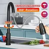 A black kitchen faucet with a pull-down sprayer is shown in use over a sink, with vegetables in the sink. Text overlays highlight features. Anteprima dell’immagine prodotto