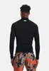 Back view of a man wearing a black long-sleeved shirt and patterned shorts. Produktbild-Vorschau
