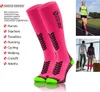 Collage of pink compression socks with black accents and green toes, alongside images of people running and standing in an airport. Anteprima dell’immagine prodotto