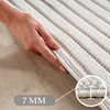 A hand is shown touching the edge of a rug, with a close-up inset showing the rug's thickness. Voir les images du produit
