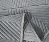 Graue Samt-Tagesdecke ARROW VELVET Größe: 200 x 220 cm Produktbild-Vorschau 3