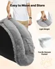 A person holding a pet bed, with inset images showing how it can be moved and stored. Voir les images du produit