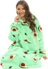 Frau trägt einen mintgrünen übergroßen Kuschelhoodie mit Avocado-Print und lächelt in die Kamera Produktbild-Vorschau
