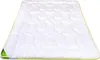 A white comforter with a green trim is shown on a white background. Produktbild-Vorschau