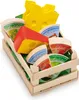 A wooden crate filled with toy cheese slices and cheese shapes, with labels indicating different flavors. Anteprima dell’immagine prodotto