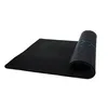 A black gaming mousepad is partially unrolled on a white background. The unrolled portion has a hexagonal pattern in blue. Voir les images du produit