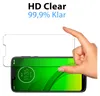 A hand is holding a screen protector over a smartphone screen. Produktbild-Vorschau