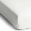 A close-up, angled view of a white fitted sheet. Produktbild-Vorschau