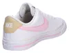 A close-up side view of a white Nike sneaker with pink accents. Voir les images du produit