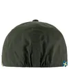 The back view of a green flat cap with a small Swedish flag on the right side. Anteprima dell’immagine prodotto