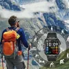 Schwarze Smartwatch mit digitalem Display, das Uhrzeit, Schritte, Kalorien und Herzfrequenz anzeigt, überlagert mit einer Bergwander-Szene Náhled obrázku produktu