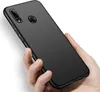 A hand holding a black phone case. Produktbild-Vorschau