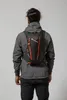 Treckingrucksack Trailblazer 8l von Montane; getragen von einer Person von hinten; in grauer Farbe mit roten Akzenten. Náhled obrázku produktu