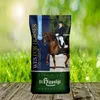 A bag of horse feed is shown in front of a blurred background of grass and sunlight. Produktbild-Vorschau