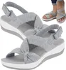 Paar graue Stoff-Komfortsandalen mit weiß-grauer Sohle, mit eingefügtem Bild einer Person, die sie trägt Anteprima dell’immagine prodotto