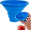 A blue silicone funnel is shown, with a smaller funnel being held by a hand over a jar of preserves. Voir les images du produit