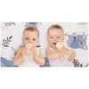 Two babies lying on a playmat with a koala print, each holding a baby bottle. Voir les images du produit