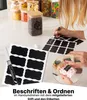 Schwarze Tafelettiketten und ein weißer Kreidestift, eine Person schreibt 'Kaffee' auf ein Etikett und eine andere Person hält ein Glas mit einem 'Marshmallow'-Etikett Produktbild-Vorschau