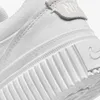 A close-up view of the heel and sole of a white Nike sneaker. Náhled obrázku produktu