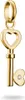 A close-up studio shot of a gold charm in the shape of a key with a heart cutout and a small diamond. Anteprima dell’immagine prodotto