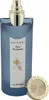 Stilvolle Eau de Cologne Flasche Bvlgari au thé bleu mit freiliegendem Sprühkopf, goldener Kappe und floralem Etikettendesign. Produktbild-Vorschau