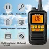 A walkie-talkie is shown against a backdrop of a beach and sky, with feature callouts. Voir les images du produit
