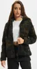 A woman wearing a camouflage-patterned fleece jacket. Produktbild-Vorschau