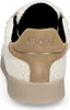 The back view of a white fuzzy Guess sneaker with tan suede accents. Produktbild-Vorschau