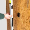 A hand is holding a level against a wooden surface with connectors attached. Anteprima dell’immagine prodotto