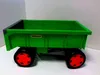 A green toy wagon with red wheels is shown against a neutral background. Voir les images du produit