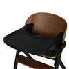 A close-up view of a wooden high chair with a black tray. Voir les images du produit