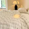 Weiße Kunstfell-Decke mit wellenförmiger Textur über einem Bett, mit einer leuchtenden Kugel darauf Náhľad obrázku produktu