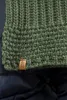 Close-up of a green knitted scarf with a small brown tag. Voir les images du produit