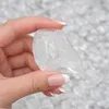 Transparenter Glaskristall auf den Fingerspitzen einer Hand zur Größendarstellung Produktbild-Vorschau