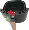 Close-up of the handle and release mechanism of a black air fryer. Produktbild-Vorschau