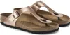 A pair of rose gold Birkenstock Gizeh sandals on a white background. Produktbild-Vorschau