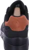 The back view of a black sneaker with a brown suede accent on the heel. Produktbild-Vorschau