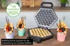 Waffeleisen Bobby offen auf Küchentheke, goldene Waffeln, bunte Becher mit Früchten und Keksen Produktbild-Vorschau