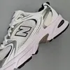 Close-up side view of a New Balance 530 running shoe. Voir les images du produit