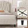 A bed with a tufted headboard and a close-up of the bed frame and legs. Produktbild-Vorschau