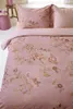 A close-up view of a floral patterned duvet cover and pillowcase set. Produktbild-Vorschau