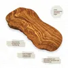 A rustic olive wood cutting board is displayed on a white background with subtle contour lines. Text overlays highlight its features and benefits. Voir les images du produit