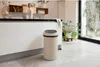 Poubelle Brabantia - Touch Bin, 60 L, Beige doux Voir les images du produit 14